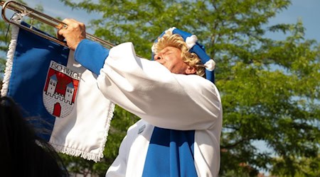 Mit Fanfare und festlicher Uniform kündigt der Johannisfestreiter traditionell die Höhepunkte des Eschweger Johannisfestes in den Straßen der Stadt an.