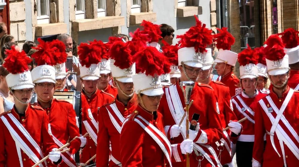 Beim traditionellen Maienzug zogen am Samstag zahlreiche Schülerinnen und Schüler gemeinsam mit Musik- und Spielmannszügen durch die Eschweger Innenstadt und sorgten für einen der Höhepunkte des Johannisfestes.
