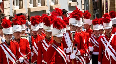 Beim traditionellen Maienzug zogen am Samstag zahlreiche Schülerinnen und Schüler gemeinsam mit Musik- und Spielmannszügen durch die Eschweger Innenstadt und sorgten für einen der Höhepunkte des Johannisfestes.
