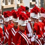 Beim traditionellen Maienzug zogen am Samstag zahlreiche Schülerinnen und Schüler gemeinsam mit Musik- und Spielmannszügen durch die Eschweger Innenstadt und sorgten für einen der Höhepunkte des Johannisfestes.