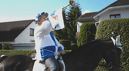 Der Johannisfestreiter kündigt traditionell mit seiner Fanfare den Beginn des Eschweger Johannisfestes an und gehört zu den bekanntesten Symbolfiguren des Heimatfestes.