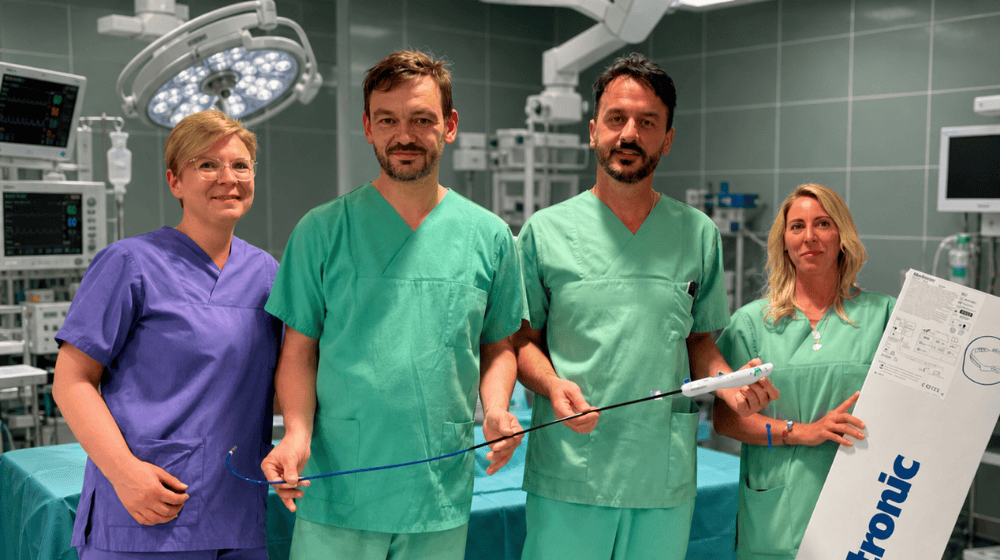 Pflegerische HKL-Leiterin Doreen Zosel, Ltd. Oberarzt Dr. med. Thomas Peter, Chefarzt Dr. med. Fatbardh Hasku und Jacky Mediavilla Asenjo vom Medizintechnikhersteller freuen sich über High-Tech im Eichsfeld (Foto: Franziska Watterott, St. Martini)