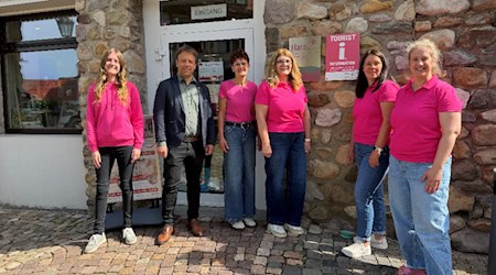 Das Team der Touristinformation und Bürgermeister Jens Augat sind stolz auf die erneute Auszeichnung.  Foto Stadt Osterode