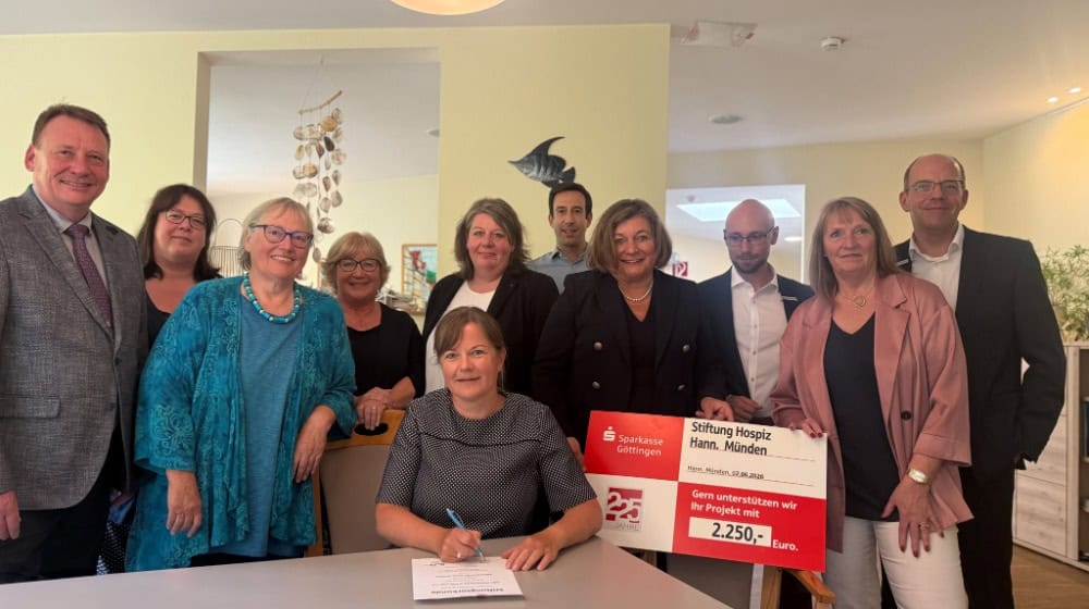 Vorne: Tina Schulz (Geschäftsführerin Stiftungspartner GmbH) Hinten: Jens Northemann (Fundraising Hospiz Hann. Münden), Miriam Wahl (Hospizleitung), Ines Albrecht-Engel (Präsidium AWO Bezirksverband Hannover e.V.), Jutta Nickel (ehemals Fundraising Hospiz Hann. Münden), Annette Baumert (Vorstand AWO Bezirksverband Hannover e.V.), Tobias Dannenberg (Bürgermeister Hann. Münden), Ines Dietze (Vors. des Vorstands Sparkasse Göttingen) und Team der Sparkasse Göttingen. Foto: AWO