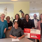 Vorne: Tina Schulz (Geschäftsführerin Stiftungspartner GmbH) Hinten: Jens Northemann (Fundraising Hospiz Hann. Münden), Miriam Wahl (Hospizleitung), Ines Albrecht-Engel (Präsidium AWO Bezirksverband Hannover e.V.), Jutta Nickel (ehemals Fundraising Hospiz Hann. Münden), Annette Baumert (Vorstand AWO Bezirksverband Hannover e.V.), Tobias Dannenberg (Bürgermeister Hann. Münden), Ines Dietze (Vors. des Vorstands Sparkasse Göttingen) und Team der Sparkasse Göttingen. Foto: AWO