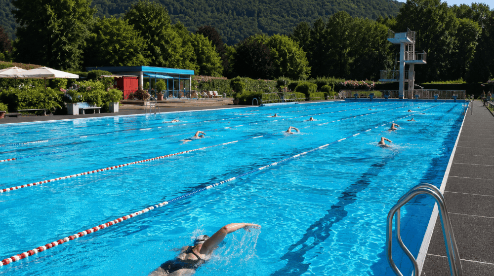 Bei der 100er-Challenge schwimmen die Teilnehmenden 100 Minuten lang wiederholt 100 Meter. Foto: KI generiert dient der Veranschaulichung.