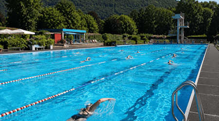 Bei der 100er-Challenge schwimmen die Teilnehmenden 100 Minuten lang wiederholt 100 Meter. Foto: KI generiert dient der Veranschaulichung.