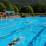 Bei der 100er-Challenge schwimmen die Teilnehmenden 100 Minuten lang wiederholt 100 Meter. Foto: KI generiert dient der Veranschaulichung.