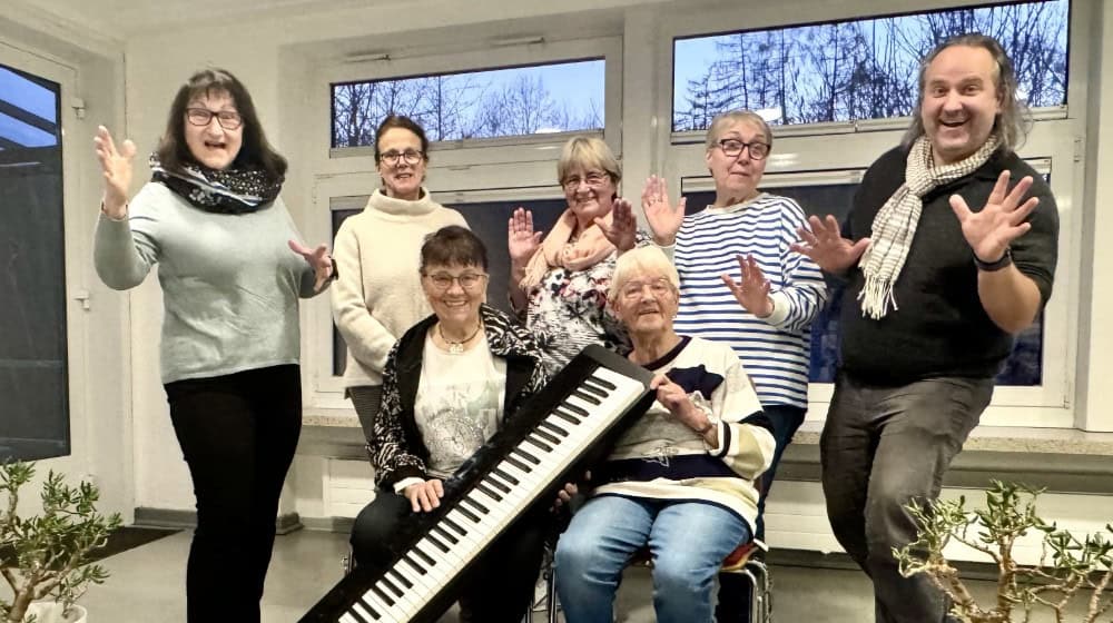 Beim nachgeholten Sommerfest im St. Matthäus Altenwohnheim sorgen Kaffee, Kuchen und gemeinsames Beisammensein für eine gesellige Atmosphäre. Musikalisch begleitet wird das Fest unter anderem von der Bonaforther Chorgemeinschaft. Foto: privat