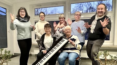 Beim nachgeholten Sommerfest im St. Matthäus Altenwohnheim sorgen Kaffee, Kuchen und gemeinsames Beisammensein für eine gesellige Atmosphäre. Musikalisch begleitet wird das Fest unter anderem von der Bonaforther Chorgemeinschaft. Foto: privat