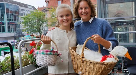 Das amtierende Gänseliesel Charleen Florijn und das Mini-Gänseliesel Paulina Pförtner. Foto GMG 