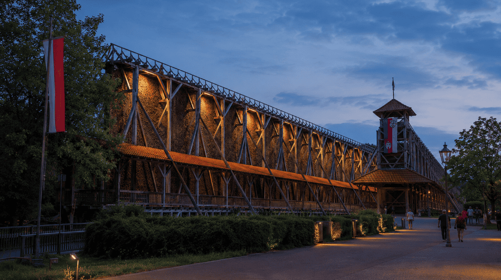 Das Gradierwerk in Bad Sooden-Allendorf in stimmungsvoller Abendbeleuchtung. Das Bild wurde mithilfe künstlicher Intelligenz erstellt und dient als Symbolbild.