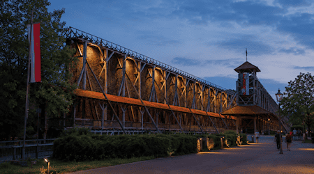 Das Gradierwerk in Bad Sooden-Allendorf in stimmungsvoller Abendbeleuchtung. Das Bild wurde mithilfe künstlicher Intelligenz erstellt und dient als Symbolbild.