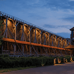 Das Gradierwerk in Bad Sooden-Allendorf in stimmungsvoller Abendbeleuchtung. Das Bild wurde mithilfe künstlicher Intelligenz erstellt und dient als Symbolbild.