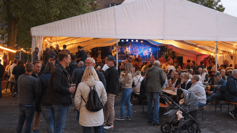 Musik, Festumzug und gesellige Stunden: Die Gimter Kirmes lädt vom 4. bis 6. September zum gemeinsamen Feiern ein. Bild: KI generiert - zur Veranschaulichung.