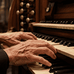 Organist Christian Möller gestaltet das siebte Konzert des Mündener Orgelsommers in St. Blasius und verbindet klassische Orgelliteratur mit eigenen Kompositionen und Improvisationen. Foto: KI generiert zur Veranschaulichung.