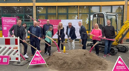 Mit dem symbolischen ersten Spatenstich in Walkenried fiel der Startschuss für den geförderten Glasfaserausbau an sechs Schulen im Landkreis Göttingen. Darunter ist auch die Grundschule Hedemünden. Foto: Landkreis Göttingen/WRGN