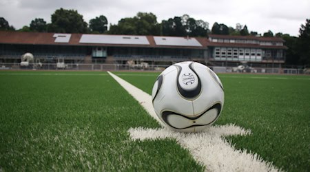 Zur Einweihung der modernisierten Sportstätte auf dem Rattwerder sind alle interessierten Bürgerinnen und Bürger herzlich eingeladen. Darüber hinaus werden Vertreterinnen und Vertreter aus Politik, Verwaltung sowie der an Planung und Umsetzung beteiligten Unternehmen erwartet. Foto: Stadt Hann. Münden