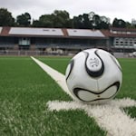 Zur Einweihung der modernisierten Sportstätte auf dem Rattwerder sind alle interessierten Bürgerinnen und Bürger herzlich eingeladen. Darüber hinaus werden Vertreterinnen und Vertreter aus Politik, Verwaltung sowie der an Planung und Umsetzung beteiligten Unternehmen erwartet. Foto: Stadt Hann. Münden