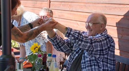Sommerfest im Herzogin-Elisabeth-Stift: Bei Musik, Sitztanz, Kirmesspielen und gemeinsamen Mahlzeiten verbrachten Bewohnerinnen, Bewohner und Mitarbeitende einen abwechslungsreichen Tag. Foto: Herzogin-Elisabeth-Stift.