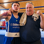 Erfolgreiches Team im Ring: Danylo Kazo vom Boxclub Münden gemeinsam mit seinem Trainer Bernd Kulle nach seinem Sieg bei der NBSV-Elite-Meisterschaft in der Hann. Mündener Jahnturnhalle. Foto: Tarsa