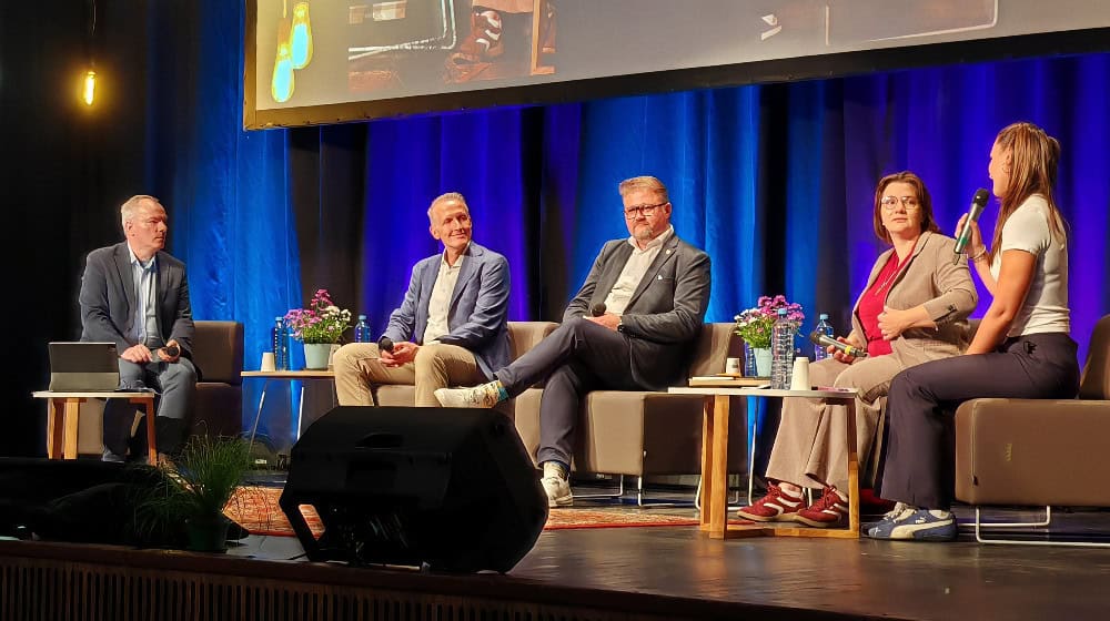 Moderator Ben Thustek, Gerald Werner (parteilos), Bürgermeister Thorsten Feike (FDP), Katja Neumann (SPD) und Moderatorin Mahi Rauch im Duderstädter Ballhaus (ny)