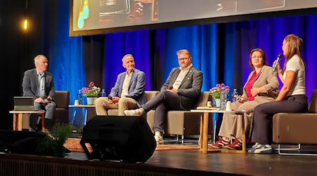 Moderator Ben Thustek, Gerald Werner (parteilos), Bürgermeister Thorsten Feike (FDP), Katja Neumann (SPD) und Moderatorin Mahi Rauch im Duderstädter Ballhaus (ny)