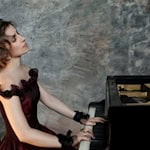 Pianistin Nadejda Vlaeva nimmt ihr Publikum bei „Weltklassik am Klavier“ mit auf eine virtuose Reise durch Mythos, Magie und musikalische Verwandlung. Foto: Zuzanna Specjal