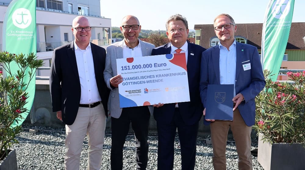 Übergabe des Förderbescheids: Vorsitzende des Trägervereins, Frank Wiegelmann, Jörg Schnitzerling, Vorsitzender des Aufsichtsrates, Gesundheitsminister Dr. Andreas Philippi, EKW-Geschäftsführer Hauke Heißmeyer. Insgesamt 151 Millionen Euro fließen in die Zusammenlegung mit dem Krankenhaus Neu-Mariahilf. Rampfel/EKW Skizze: Astoc Architects