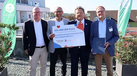 Übergabe des Förderbescheids: Vorsitzende des Trägervereins, Frank Wiegelmann, Jörg Schnitzerling, Vorsitzender des Aufsichtsrates, Gesundheitsminister Dr. Andreas Philippi, EKW-Geschäftsführer Hauke Heißmeyer. Insgesamt 151 Millionen Euro fließen in die Zusammenlegung mit dem Krankenhaus Neu-Mariahilf. Rampfel/EKW Skizze: Astoc Architects