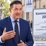 Der Landrat Marcel Riethig tritt bei der bevorstehenden Kommunalwahl erneut als Kandidat für das Amt an. Foto mit KI erstellt