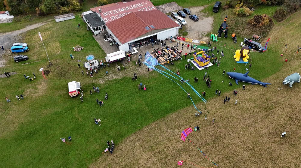 Farbenfrohe Drachen und beeindruckende Flugmanöver verwandeln den Himmel über dem Flugplatz Witzenhausen in ein buntes Spektakel. Foto: Luftsportverein Witzenhausen