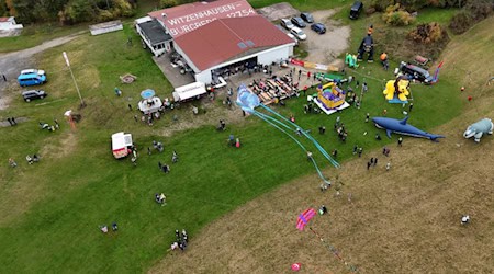 Farbenfrohe Drachen und beeindruckende Flugmanöver verwandeln den Himmel über dem Flugplatz Witzenhausen in ein buntes Spektakel. Foto: Luftsportverein Witzenhausen