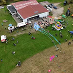 Farbenfrohe Drachen und beeindruckende Flugmanöver verwandeln den Himmel über dem Flugplatz Witzenhausen in ein buntes Spektakel. Foto: Luftsportverein Witzenhausen