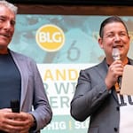 Der prominente Fussballtrainer Mirko Slomka zu Gast auf der Bühne mit Landrat Marcel Riethig. Fotos Bernard Marks 