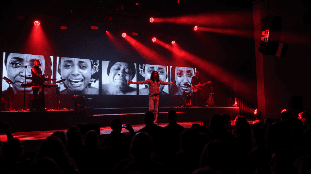 Stimmgewaltig und atmosphärisch: Forced To Mode begeisterten das Publikum in Bad Sooden-Allendorf mit den großen Songs von Depeche Mode und einer eindrucksvollen Licht- und Videoproduktion. Foto: Wesche