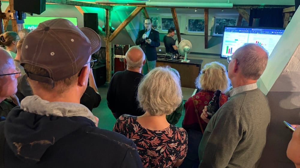 Spannung liegt in der Luft bei der Wahlparty der Grünen Göttingen. Foto Bernard Marks 
