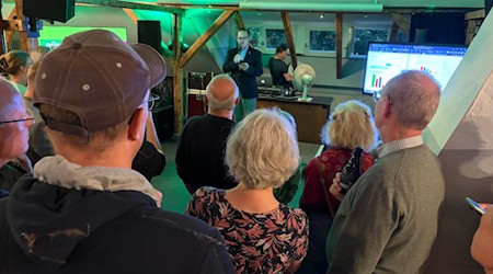 Spannung liegt in der Luft bei der Wahlparty der Grünen Göttingen. Foto Bernard Marks 