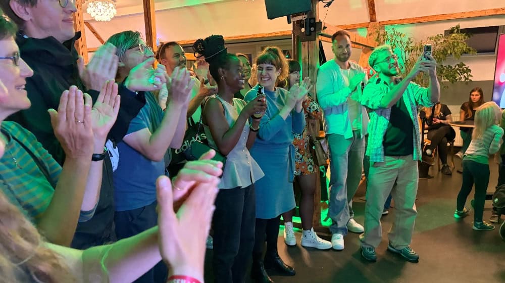 Viel Applaus für Onyeka Oshinowu bei der Wahlparty der Grünen. Fotos Bernard Marks