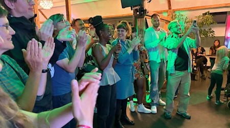 Viel Applaus für Onyeka Oshinowu bei der Wahlparty der Grünen. Fotos Bernard Marks
