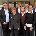 Die Sparkassenvorstände Uwe Meier (links) und Ines Dietze (rechts) zusammen mit dem Team des Beratungsbüros-Centers Bovenden mit Leiter Tobias Keunecke (2.v.l.) und Bürgermeister Thomas Brandes (2.v.r.). Fotos Marks 