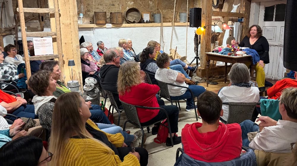 Tolle Atmosphäre bei der Lesung von der Autorin Susanne Oswald im Dorfmuseum Hattorf. Fotos Bernard Marks 