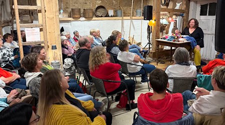 Tolle Atmosphäre bei der Lesung von der Autorin Susanne Oswald im Dorfmuseum Hattorf. Fotos Bernard Marks 