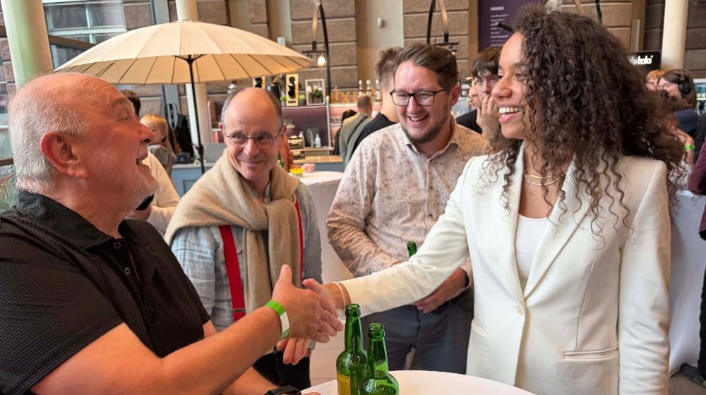 Onyeka begrüßte jeden auf der Wahlparty im Forum Wissen. Fotos Bernard Marks 