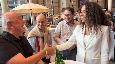 Onyeka begrüßte jeden auf der Wahlparty im Forum Wissen. Fotos Bernard Marks 