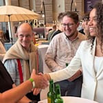 Onyeka begrüßte jeden auf der Wahlparty im Forum Wissen. Fotos Bernard Marks 