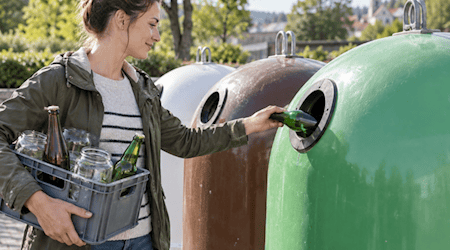 Der bundesweite Glasrecyclingtag findet 2026 am Freitag, 18. September, statt. Der Aktionstag macht darauf aufmerksam, wie wichtig richtiges Sortieren für einen funktionierenden Glaskreislauf ist. Foto: KI generiert