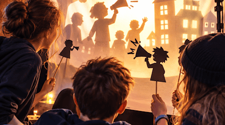 Mit Licht, Schatten und eigenen Ideen gestalten Kinder bei „Licht an für eure Stimmen“ ihre eigene Theaterwelt. Die kostenlose Ferienwoche findet vom 12. bis 16. Oktober in Albshausen statt. Foto: KI generiert