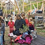 Große Bühne für kleine Stimmen: 15 Kinder entwickelten beim Theaterprojekt „Licht an für unsere Stimmen!“ des Vereins Misch-Kulturen Albshausen e. V. ein eigenes Stück über Demokratie, Freiheit und Zusammenhalt. Foto: Fehrmann