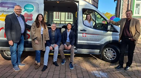 Ralf Regenhardt (Vorstandssprecher des Caritasverbandes Südniedersachsen)  Isabel Lubojanski (Vorständin des Caritasverbandes Südniedersachsen) , Volker Bullwinkel (Leiter Caritas-Centrum herzberg) , Conrad Finger (Sozialdezernent des Landkreises Göttingen), Tina Hallemann (Mitarbeiterin „Südharz-Mobil“  und Manfred Fraatz (Fachbereichsleiter Soziales, Landkreis Göttingen vor dem neuen Südharz-Mobil. Fotocredit: Vera Wölk 